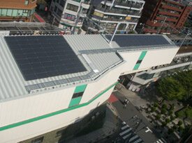 estacion-metro-tokio-en-superficie-con-placas-solares-fotovoltaicas-instaladas-9152509