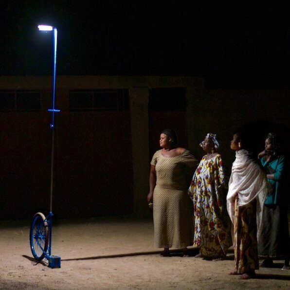 mujeres-malienses-iluminadas-por-farola-led-portatil-foroba-yelen-alimentada-con-energia-solar-6752596