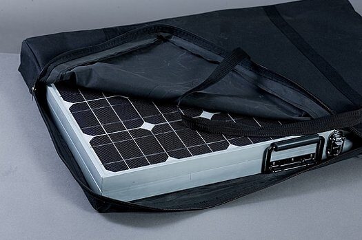 placa-solar-fotovoltaica-plegada-en-bolsa-de-transporte-del-sistema-solar-portatil-sun2go-6055455