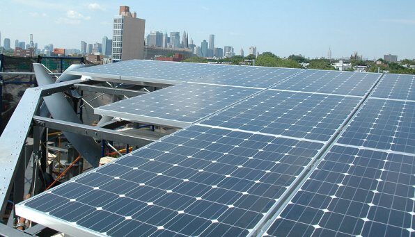 placas-solares-fotovoltaicas-y-mini-molino-eje-eje-vertical-en-terraza-edificio-delta-nueva-york-8327732