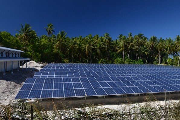 tokelau-primera-nacion-del-mundo-alimentada-solo-con-energia-solar-una-de-las-granjas-solares-instaladas-en-un-atolo-2755786
