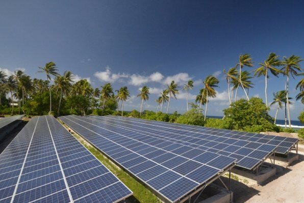 una-de-las-instalaciones-solares-fotovoltaicas-en-un-atolon-de-tokelau-que-le-proporcionan-toda-la-energia-que-requiere-1248382