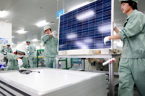 preparacion-de-las-placas-solares-suntech-a-instalar-en-el-asian-development-bank-adb-de-manila-7586229
