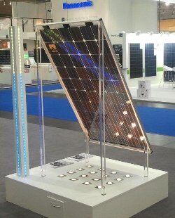 panel-solar-bi-facial-de-bsolar-genera-electricidad-por-la-parte-frontal-y-la-trasera-9311396