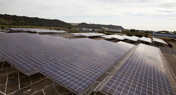 marquesina-solar-fotovoltaica-instalada-por-renault-en-el-parking-de-empleados-de-la-planta-de-sandouville-9523097