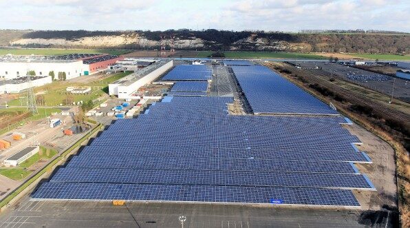 marquesinas-solares-fotovoltaicas-instaladas-en-la-fabrica-sandouville-de-renault-5902426