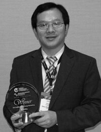 profesor-lei-zuo-recogiendo-el-premio-mejor-aplicacion-recolectora-de-energia-2012-por-su-invento-3375629