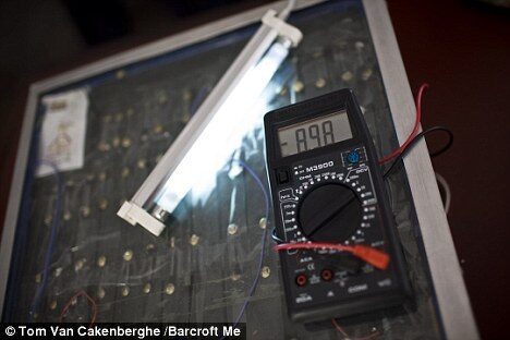 05-multimetro-digital-mostrando-el-voltaje-generado-por-el-modulo-solar-de-cabello-humano-3889502