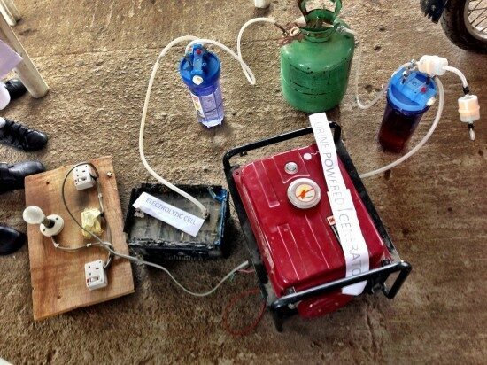 generador-electrico-que-funciona-con-orina-desarrollado-por-4-adolescentes-y-presentado-en-la-maker-faire-africa-9787481